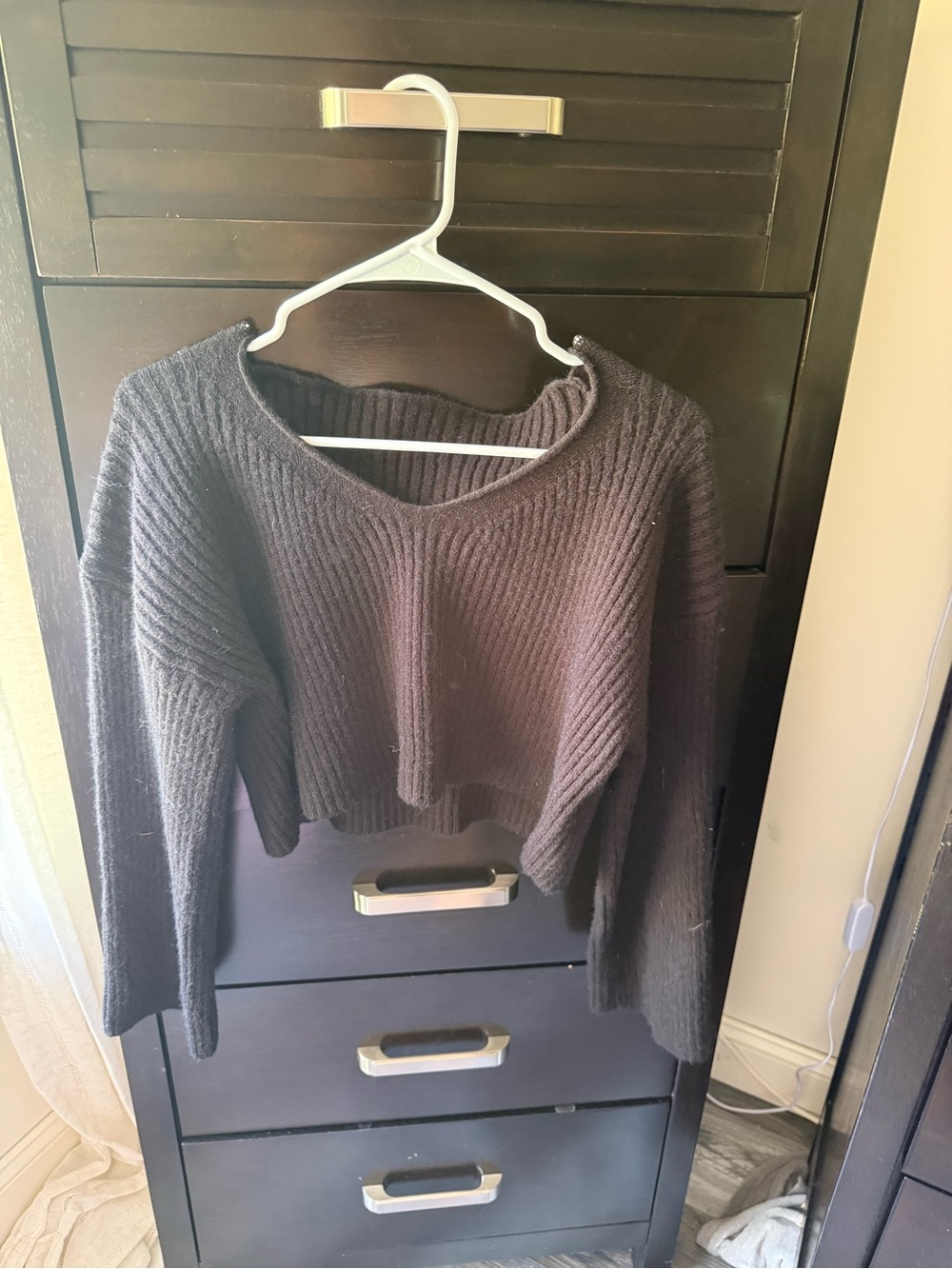 SHEIN Black Ribbed Cropped V-Neck Women's Sweater